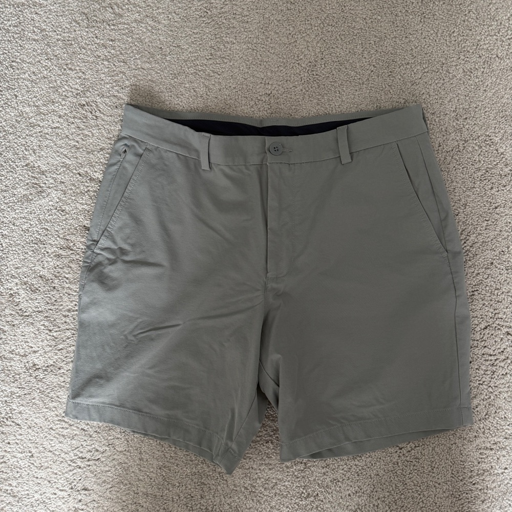 Vineyard Vines On The Go Men's Gray Flat Front Shorts - 7” Inseam